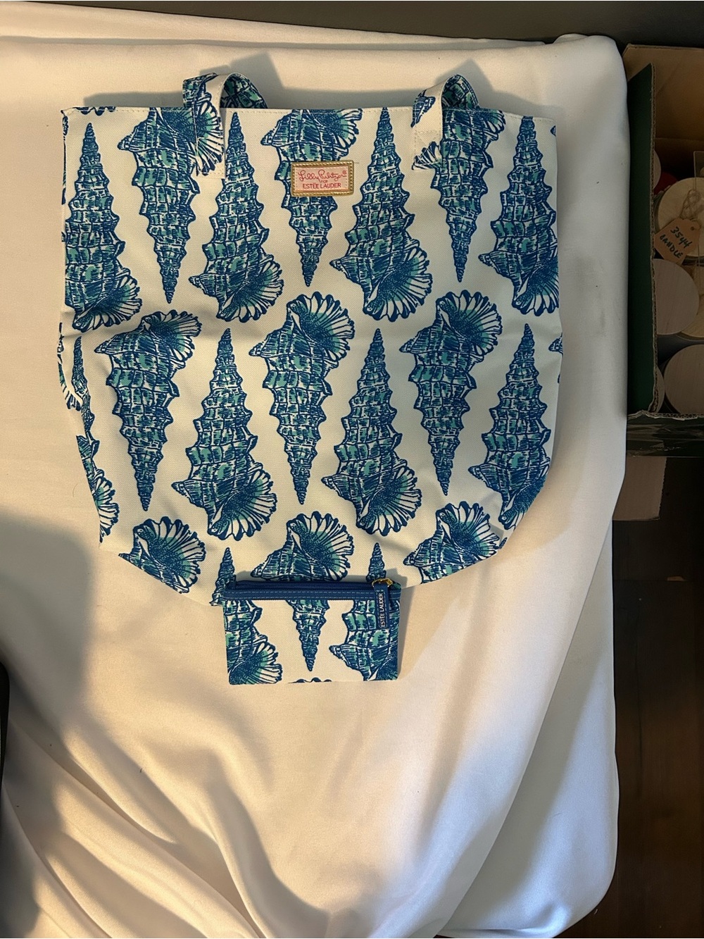 NWOT Lilly Pulitzer White Tote with Blue & Teal Shell with Coin Purse - Picture 2 of 3